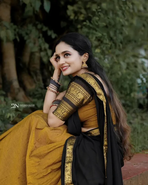Black_And_Mustard_Elegant_Design_Silk_Blend_Half_Saree_For_Women