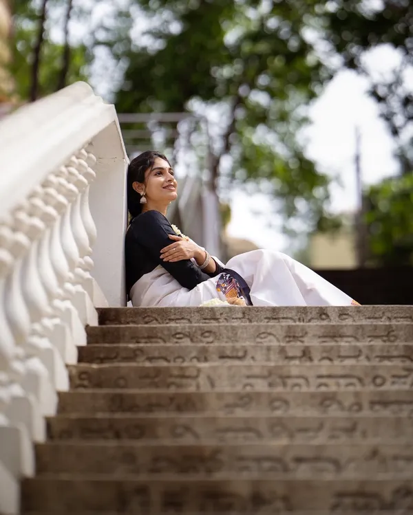 White_Elegant_Design_Linen_Blend_Saree_For_Women