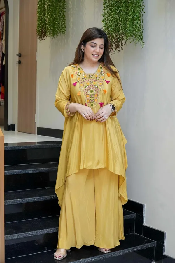 Yellow_Elegant_Design_Embroidered_Rayon_Kurta_Set_For_Women