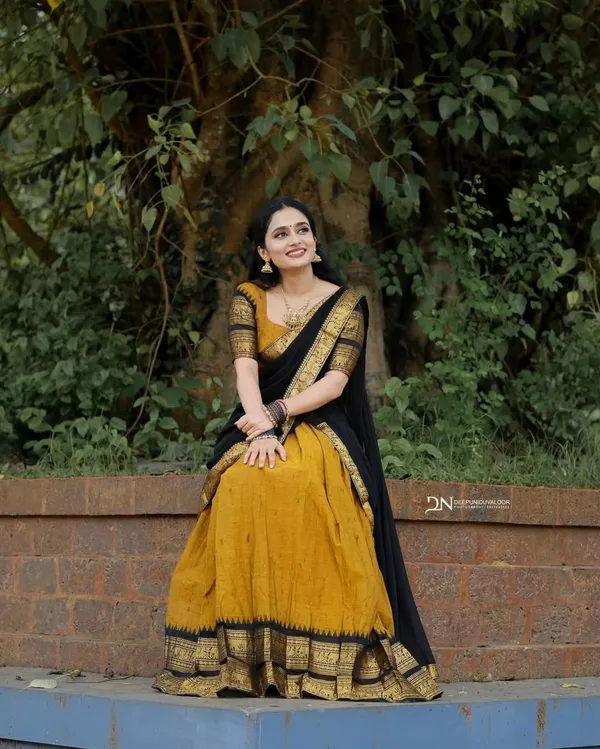 Black_And_Mustard_Elegant_Design_Silk_Blend_Half_Saree_For_Women