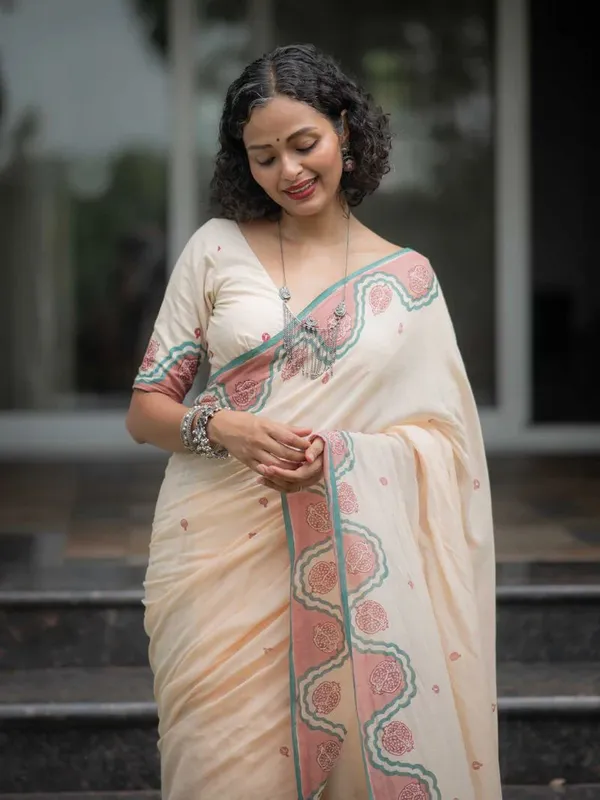 Cream_Elegant_Design_Embroidered_Silk_Blend_Saree_For_Women