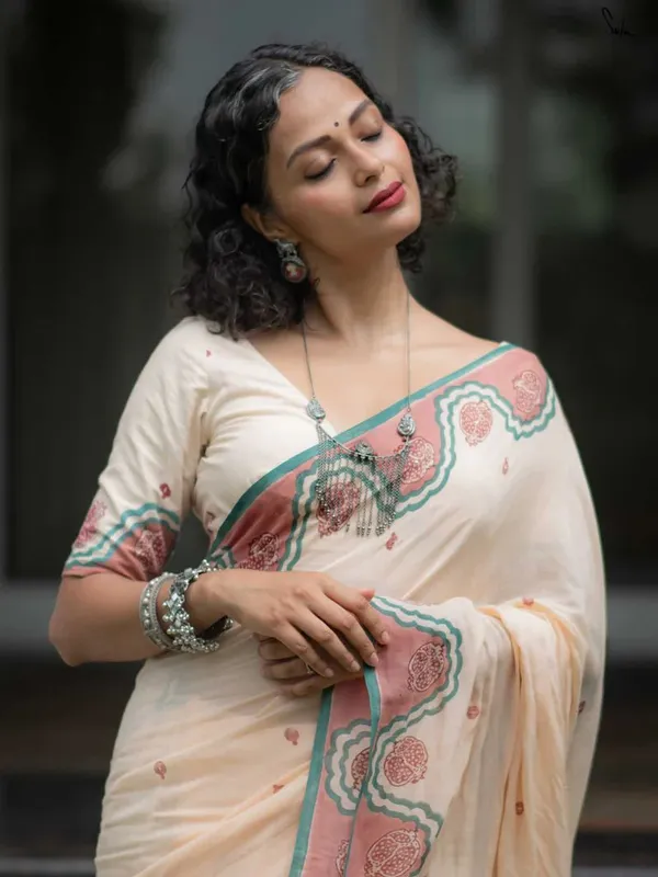 Cream_Elegant_Design_Embroidered_Silk_Blend_Saree_For_Women