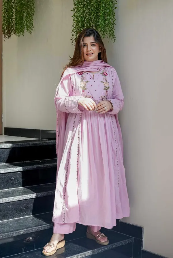 Pink_Elegant_Design_Embroidered_Georgette_Anarkali_Suit_Set_For_Women