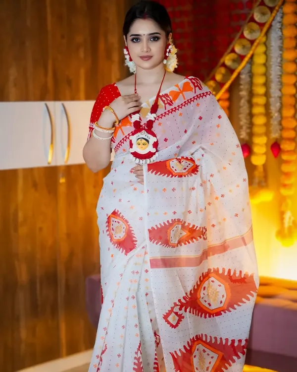White_And_Red_Elegant_Design_Cotton_Saree_For_Women