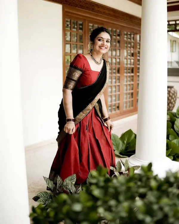 Red_And_Black_Elegant_Design_Silk_Blend_Half_Saree_For_Women