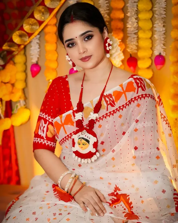 White_And_Red_Elegant_Design_Cotton_Saree_For_Women