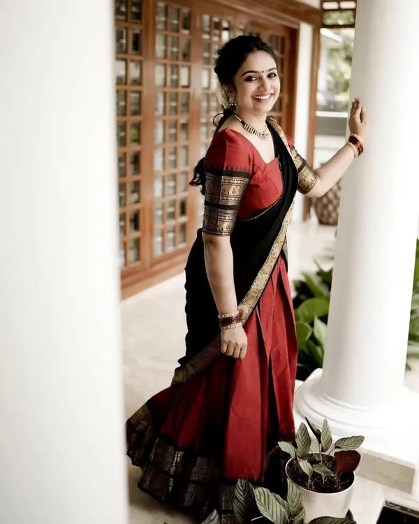 Red_And_Black_Elegant_Design_Silk_Blend_Half_Saree_For_Women