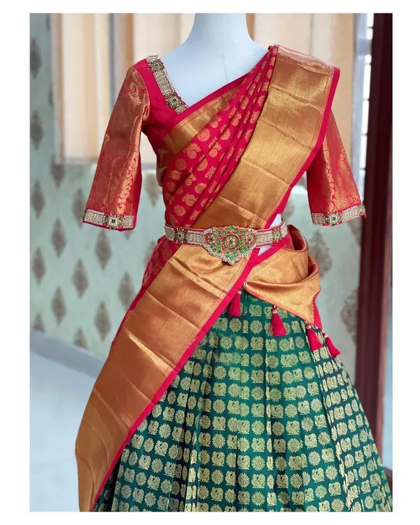 Red_And_Green_Elegant_Design_Banarasi_Silk_Half_Saree_For_Women