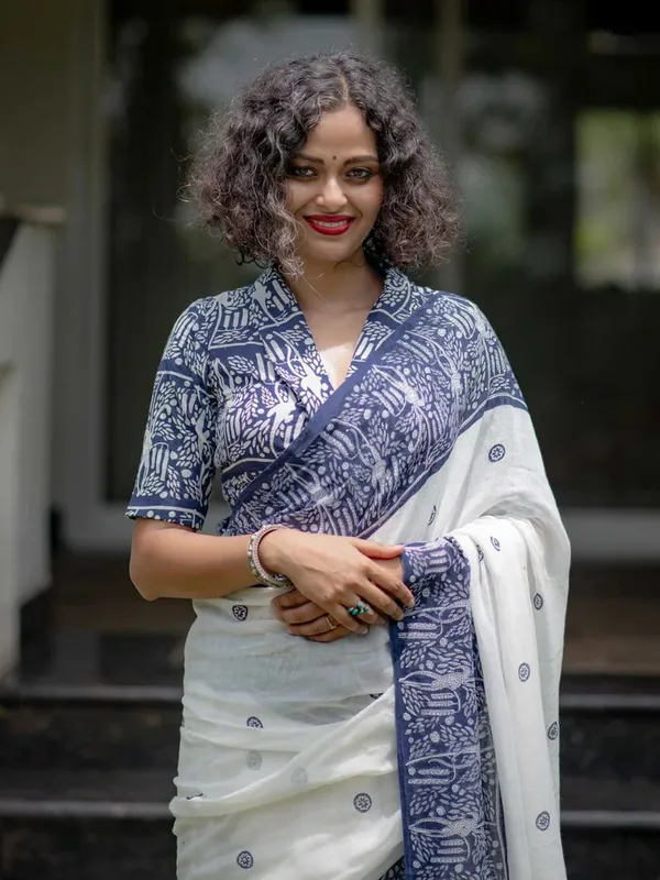 Blue_And_White_Elegant_Design_Cotton_Saree_For_Women