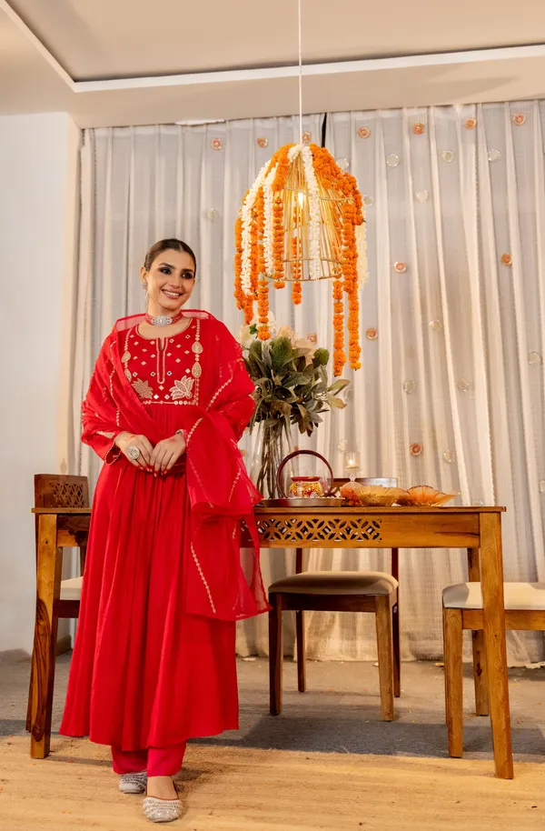 Red_Elegant_Design_Embroidered_Georgette_Anarkali_Suit_Set_With_Dupatta_For_Women