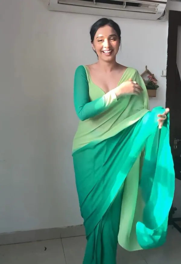 Green_Elegant_Design_Chiffon_Saree_For_Women