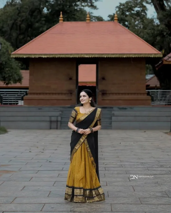 Black_And_Mustard_Elegant_Design_Silk_Blend_Half_Saree_For_Women