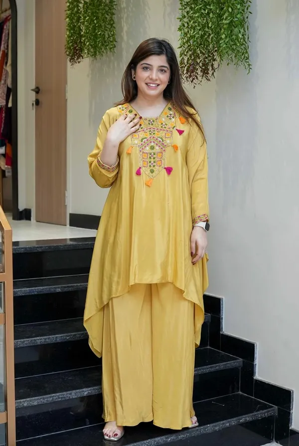 Yellow_Elegant_Design_Embroidered_Rayon_Kurta_Set_For_Women