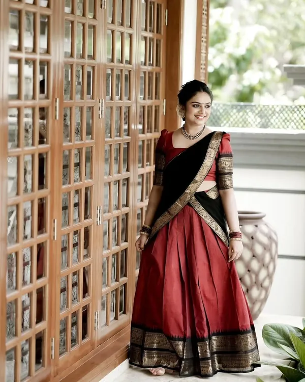 Red_And_Black_Elegant_Design_Silk_Blend_Half_Saree_For_Women
