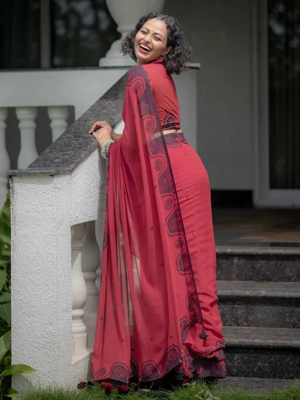 Red_Elegant_Design_Georgette_Saree_For_Women