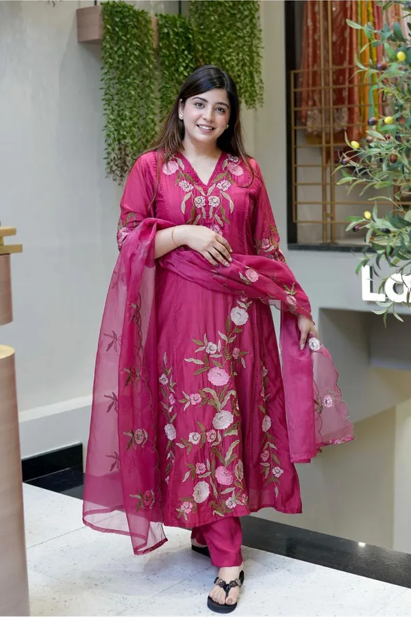 Pink_Elegant_Design_Embroidered_Georgette_Kurta_Set_With_Dupatta_For_Women