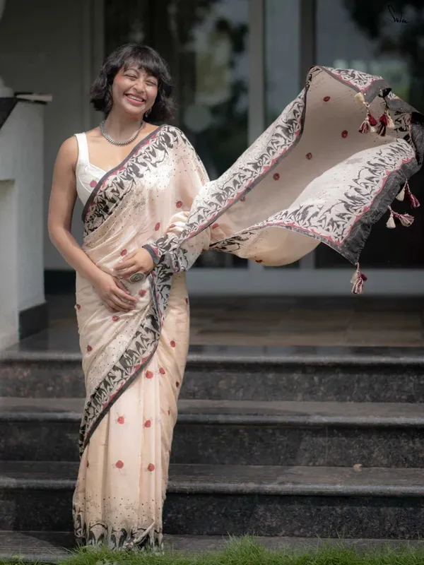 Cream_Elegant_Design_Embroidered_Net_Saree_For_Women