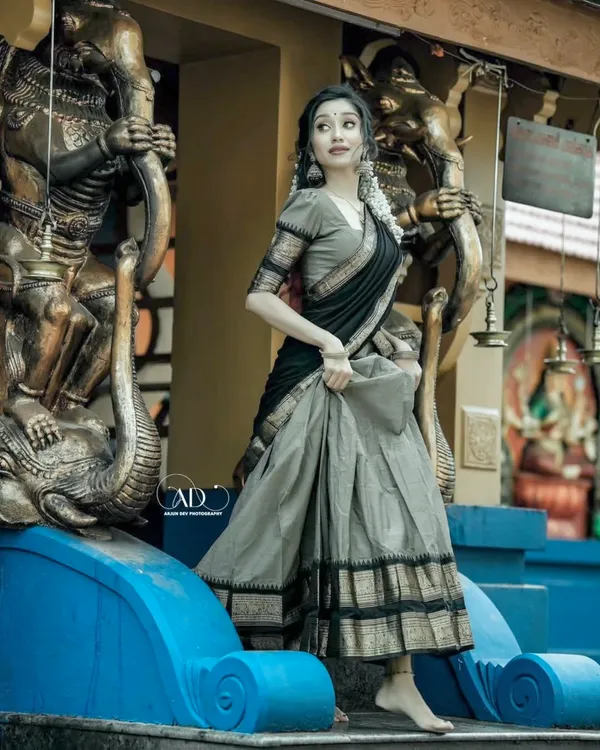 Black_Elegant_Design_Silk_Blend_Half_Saree_For_Women