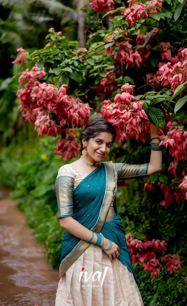 Green_Elegant_Design_Silk_Blend_Half_Saree_For_Women