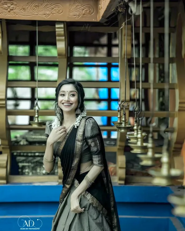 Black_Elegant_Design_Silk_Blend_Half_Saree_For_Women
