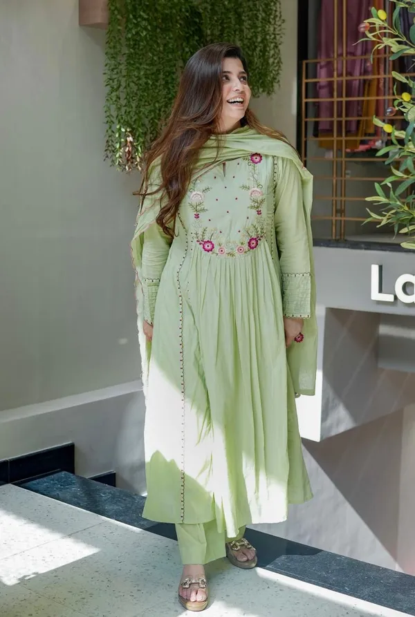 Green_Elegant_Design_Embroidered_Georgette_Anarkali_Suit_Set_With_Dupatta_For_Women