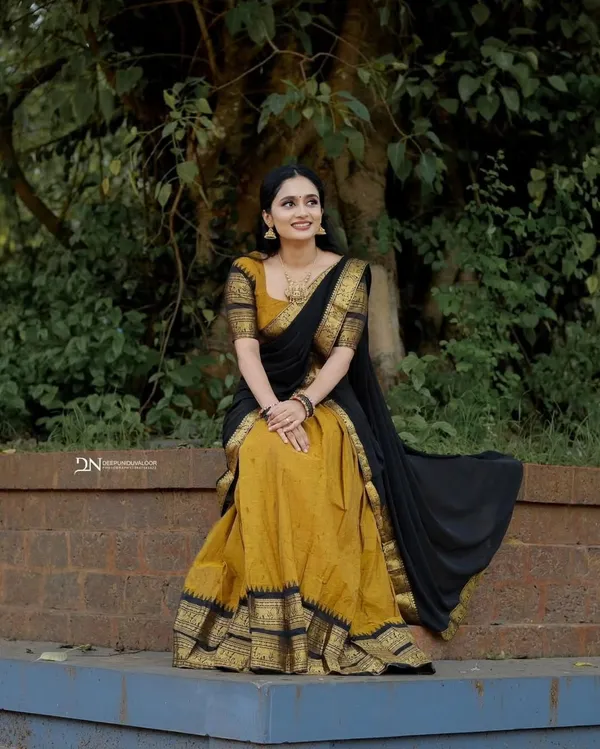 Black_And_Mustard_Elegant_Design_Silk_Blend_Half_Saree_For_Women