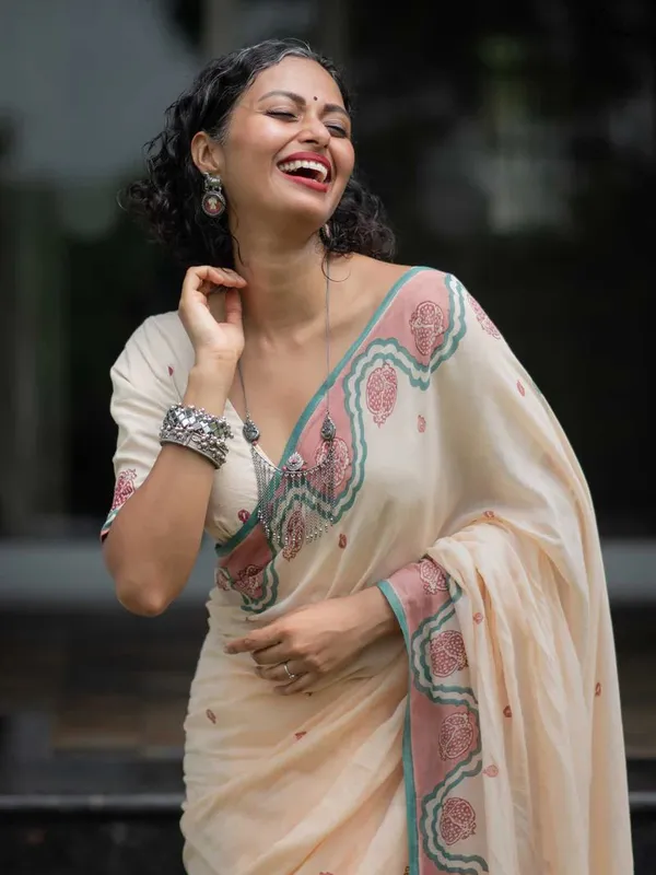 Cream_Elegant_Design_Embroidered_Silk_Blend_Saree_For_Women