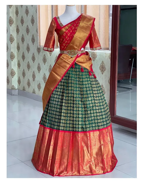 Red_And_Green_Elegant_Design_Banarasi_Silk_Half_Saree_For_Women