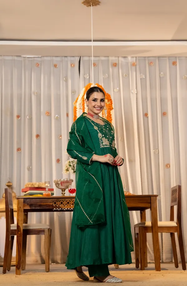 Green_Elegant_Design_Embroidered_Georgette_Anarkali_Suit_Set_With_Dupatta_For_Women