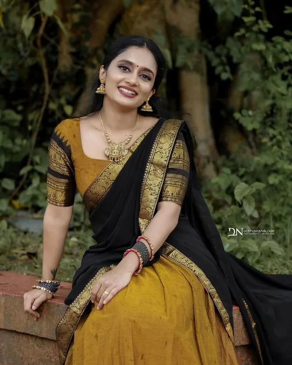 Black_And_Mustard_Elegant_Design_Silk_Blend_Half_Saree_For_Women