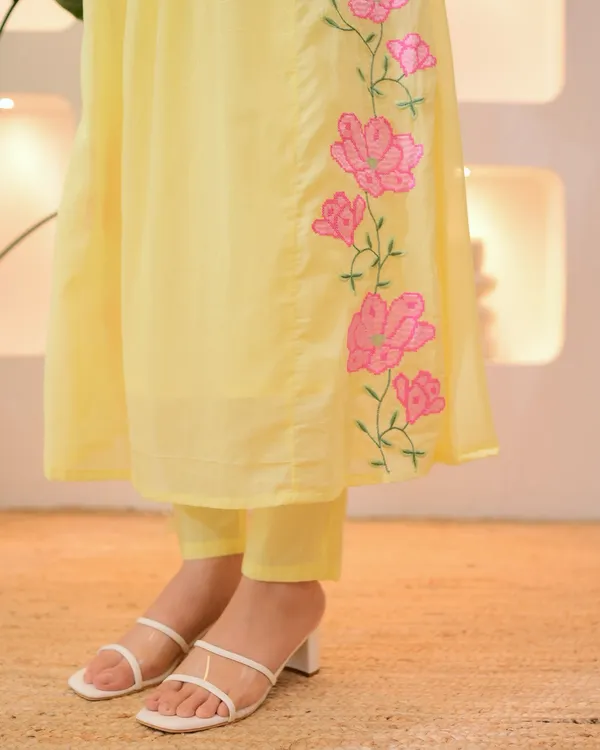 Yellow_Elegant_Design_Embroidered_Georgette_Anarkali_Suit_Set_With_Dupatta_For_Women