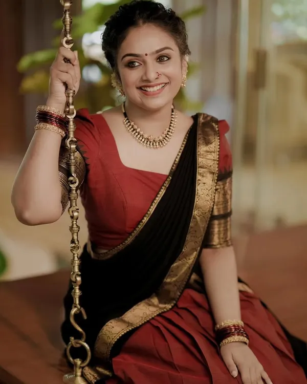 Red_And_Black_Elegant_Design_Silk_Blend_Half_Saree_For_Women