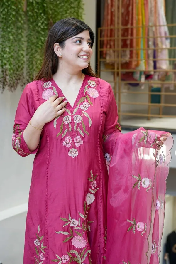 Pink_Elegant_Design_Embroidered_Georgette_Kurta_Set_With_Dupatta_For_Women