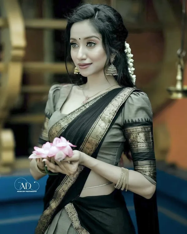 Black_Elegant_Design_Silk_Blend_Half_Saree_For_Women