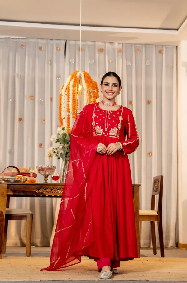 Red_Elegant_Design_Embroidered_Georgette_Anarkali_Suit_Set_With_Dupatta_For_Women