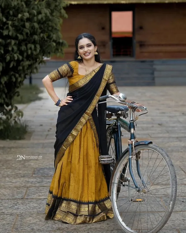 Black_And_Mustard_Elegant_Design_Silk_Blend_Half_Saree_For_Women