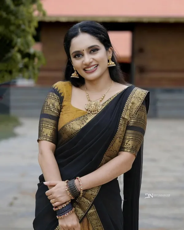 Black_And_Mustard_Elegant_Design_Silk_Blend_Half_Saree_For_Women