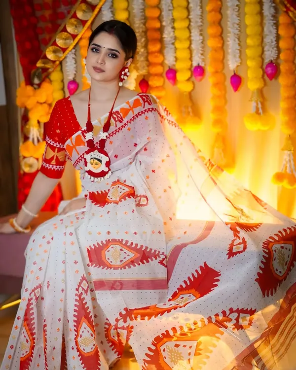 White_And_Red_Elegant_Design_Cotton_Saree_For_Women