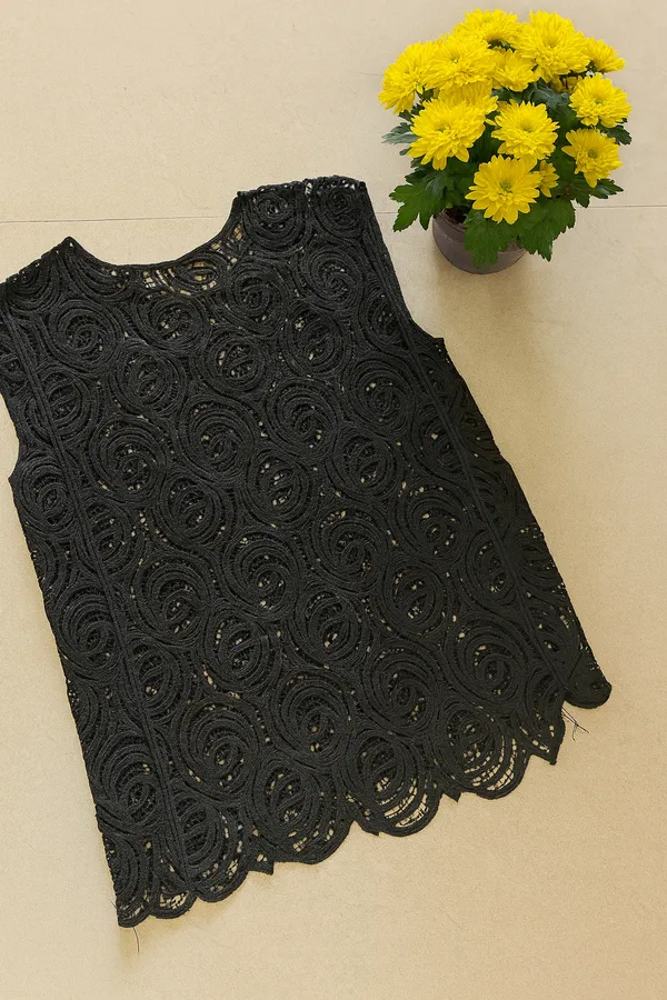 Black_Crochet_Crop_Top_For_Women
