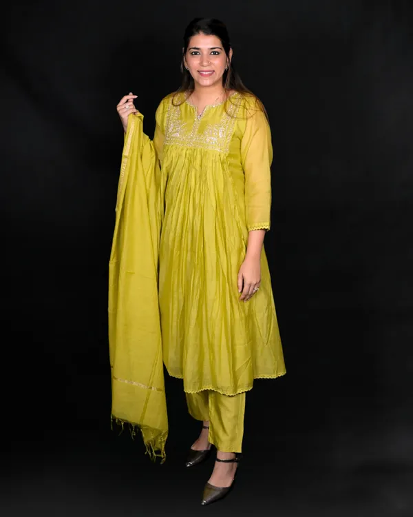 Yellow_Elegant_Design_Mul_Chanderi_Three_Piece_Suit_Set_For_Women