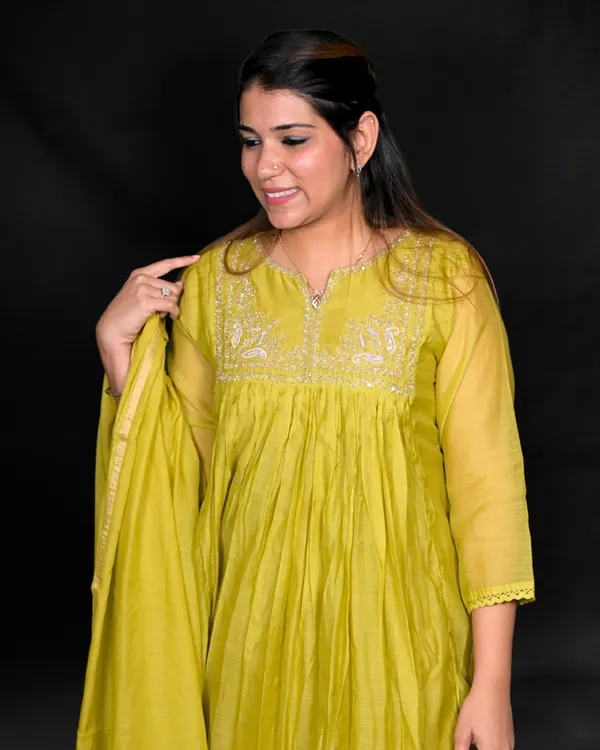 Yellow_Elegant_Design_Mul_Chanderi_Three_Piece_Suit_Set_For_Women