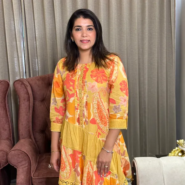 Yellow_Elegant_Design_Perfect_Floral_Cotton_Kurta_Set_For_Women