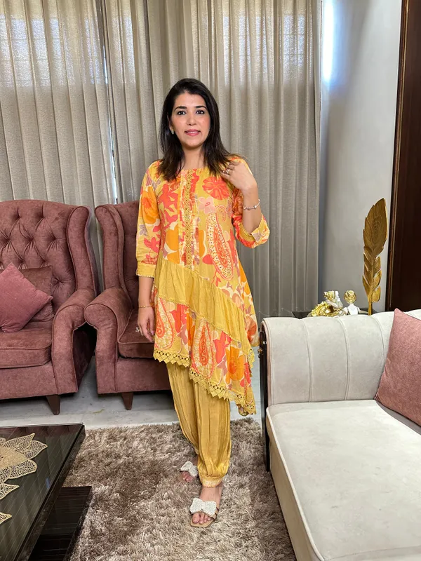 Yellow_Elegant_Design_Perfect_Floral_Cotton_Kurta_Set_For_Women