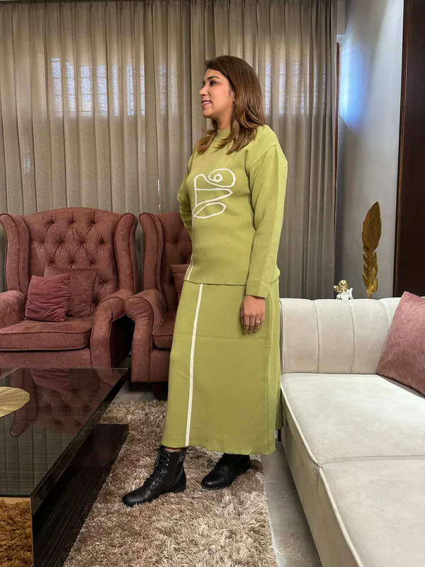 Green_woollen_skirt_coord_set
