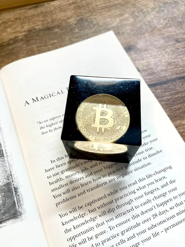 Gold_&_Black_Ryalthum_Handmade_Bitcoin_Resin_Paperweight_Cube_With_Embedded_Bitcoin_Replica