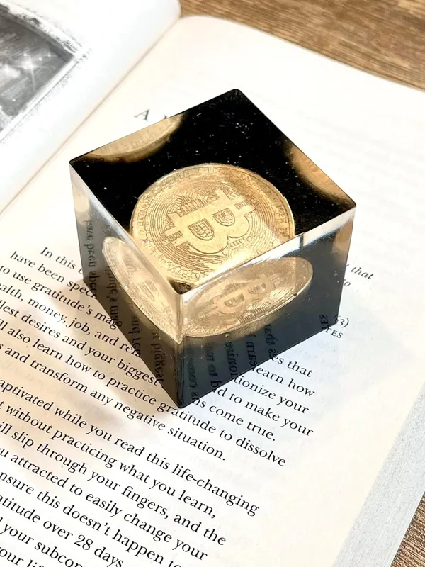 Gold_&_Black_Ryalthum_Handmade_Bitcoin_Resin_Paperweight_Cube_With_Embedded_Bitcoin_Replica