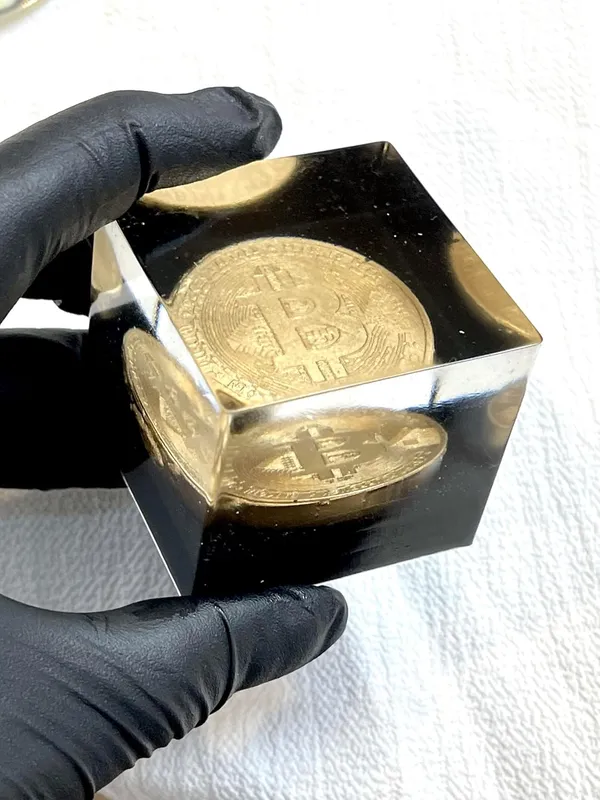 Gold_&_Black_Ryalthum_Handmade_Bitcoin_Resin_Paperweight_Cube_With_Embedded_Bitcoin_Replica
