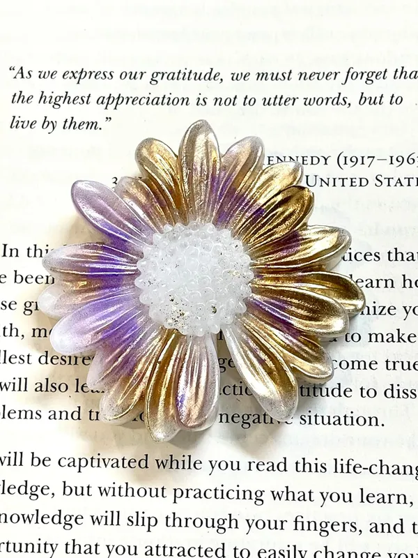 White_&_Golden_Decorative_Flower_Daisy_Resin_Paperweights_(Pack_Of_3)
