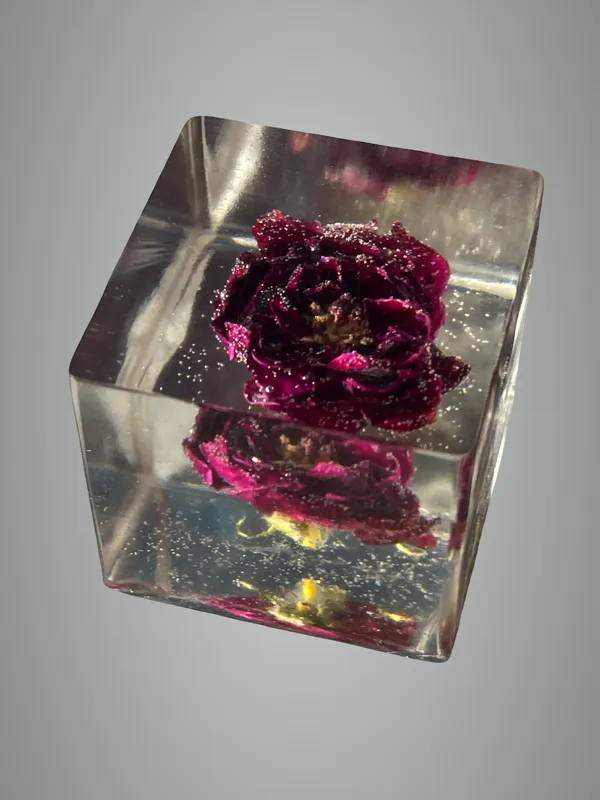 Red_Resin_Cube_Rose_Paperweight_38_MM_Small
