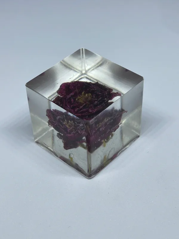 Red_Resin_Cube_Rose_Paperweight_38_MM_Small